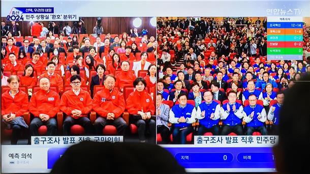 Südkoreas Opposition erringt absolute Mehrheit bei Wahl Die Opposition (r) jubelt, die regierende Volksmacht-Partei ist konsterniert. Zur Wahl in Südkorea waren mehr als 44,25 Millionen Bürger aufgerufen.