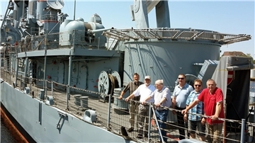 Die Originalen Senioren der Ortsfeuerwehr Loxstedt unternehmen zusammen gerne Ausflüge. Das Foto entstand im Marinemuseum in Wilhelmshaven. Dort wurde unter anderem der Lenkwaffenzerstörer Mölders besichtigt.