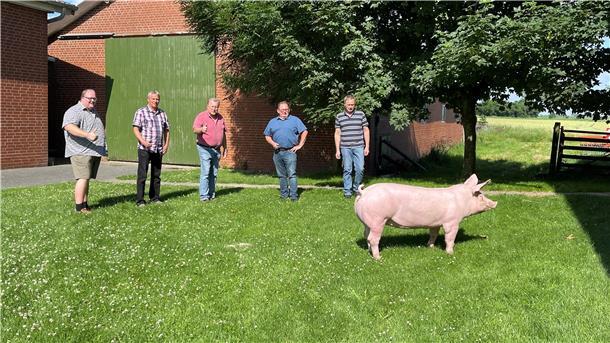 Die Ortsvorsteher machen mit einer Aktion als Trost für den abgesagten Dedesdorfer Schweinemarkt auf sich aufmerksam.