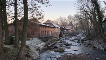 Das Foto zeigt die Oste bei der Wassermühle in Sittensen. 