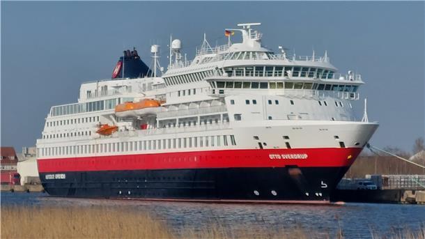 Ein Schiff liegt am Kai