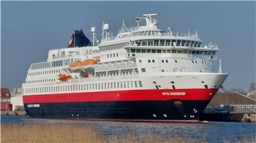 Ein Schiff liegt am Kai
