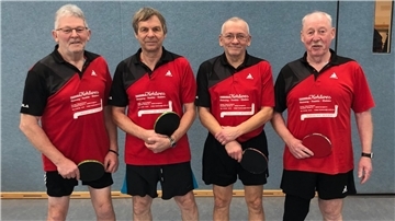 Wilhelm Hanneken, Uwe Oldewurtel, Andreas Bergstein und Heinz Block spielen Tischtennis beim Oldenbroker TV
