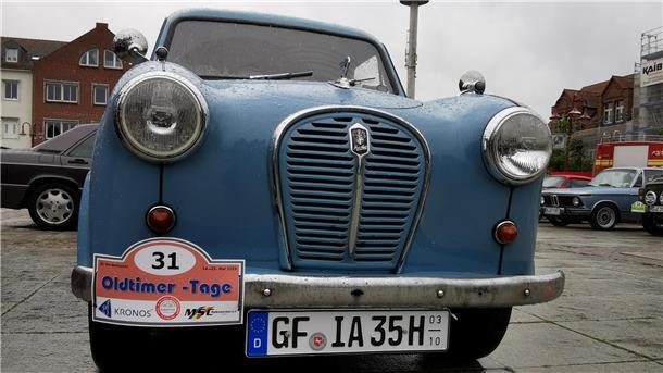 Die paar Regentropfen können einen echten Autofan nicht aufhalten: Das war bei Oldtimer-Schau am Sonntag los.