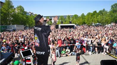 Die große Abschlussfeier der Pinguins: Bremerhaven feiert seine Eishockey-Helden Die Party ist in vollem Gange! Die Pinguins-Fans feiern ihr Team.