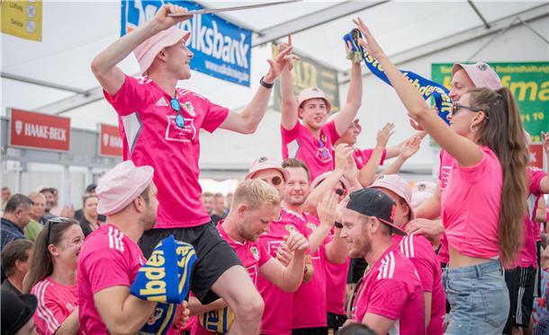 Die Party-Könige beim Dedesdorfer Schweinemarkt waren mal wieder die Fußballer der SG Landwürden. 
