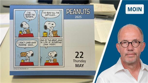Ein „Peanuts"-Tischkalender steht auf einem Schreibtisch.