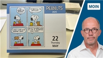 Ein „Peanuts"-Tischkalender steht auf einem Schreibtisch.