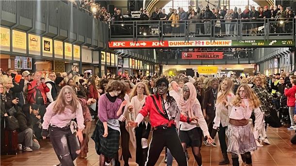 Sie tanzen „Thriller“: Zombies enterten den Hamburger Hauptbahnhof Menschen als Zombies verkleidet tanzen zum Michael-Jackson-Hit "Thriller" im Hamburger Hauptbahnhof.