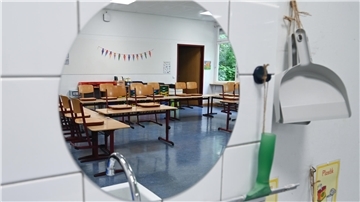 Die Personalversammlung mit 500 Lehrkräften in Bremerhaven hatte kritisiert, dass bei Seife und Handtuchpapier in den Schulen gespart wird.