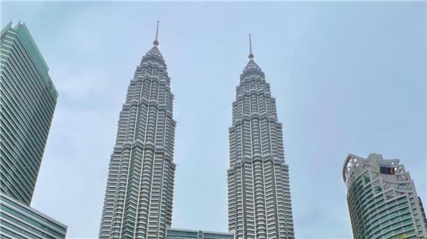 Höhenflüge: Kuala Lumpur greift nach den Sternen Die Petronas Towers in Kuala Lumpur: Die 452 Meter hohen Zwillingstürme waren von 1998 bis 2004 das höchste Gebäude der Welt.