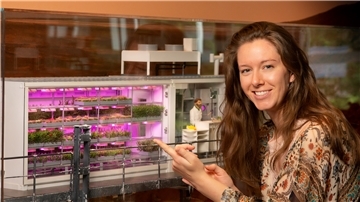 Die Pflanzenwissenschaftlerin Jess Bunchek vor dem Modell des Gewächshauses Eden ISS in Bremen. Das Original wird im nächsten Jahr ihr Arbeitsplatz sein.