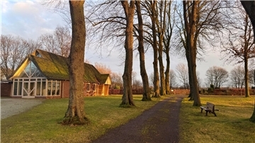 Der Platz vor der Kapelle am Breddorfer Friedhof
