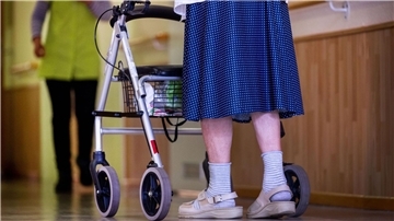 Seniorin mit Rollator im Pflegeheim.