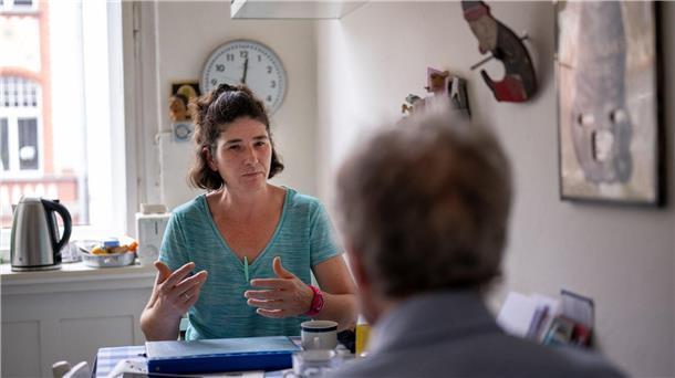 „Du trinkst, ich trinke“ - Wie Hitze alte Menschen gefährdet Die Pflegerin Ramona Rössner spricht beim Hausbesuch mit ihrem pflegebedürftigen Patienten Andreas Seltzer.