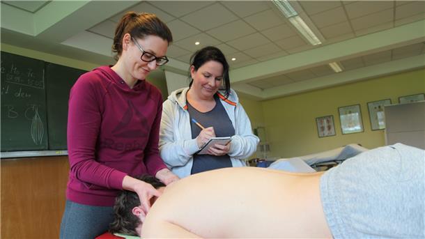 Die Physiotherapie-Schülerinnen Wiebke Schüler (links) und Anja Rock bei der Arbeit mit ihrem Mitschüler Lucas Kühn.
