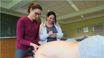 Die Physiotherapie-Schülerinnen Wiebke Schüler (links) und Anja Rock bei der Arbeit mit ihrem Mitschüler Lucas Kühn.