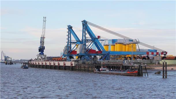 Die Pier-Anlage von Kronos Titan (im Vordergrund vor dem Steelwind-Anlieger) ist dringend sanierungsbedürftig. 