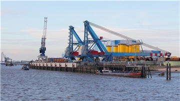 Die Pier-Anlage von Kronos Titan (im Vordergrund vor dem Steelwind-Anlieger) ist dringend sanierungsbedürftig. 