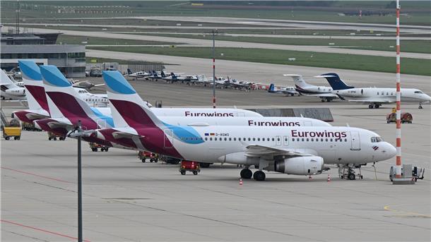 Maschinen der Fluggesellschaft Eurowings stehen in Stuttgart geparkt auf dem Vorfeld. 