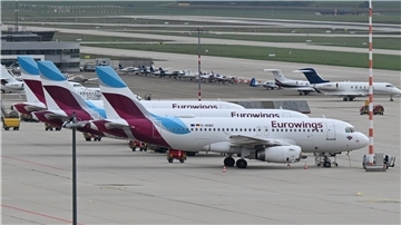 Maschinen der Fluggesellschaft Eurowings stehen in Stuttgart geparkt auf dem Vorfeld. 