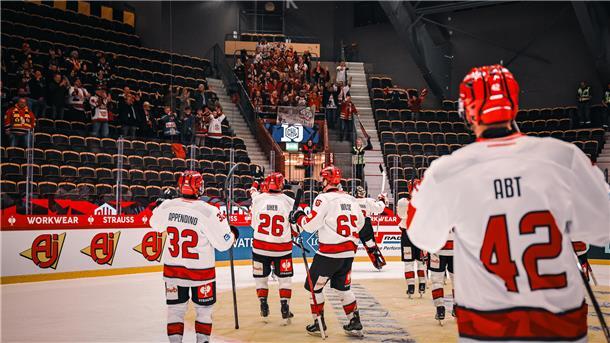 Die Pinguins bedanken sich nach dem Sieg in Skelleftea bei ihren nach Nordschweden mitgereisten Fans.
