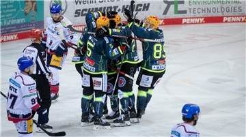 Die Pinguins bilden nach dem Tor zur 1:0-Führung eine Jubeltraube.