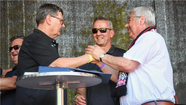 Die große Abschlussfeier der Pinguins: Bremerhaven feiert seine Eishockey-Helden Die Pinguins durften sich ins Goldene Buch der Stadt eintragen.