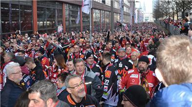 Die Pinguins-Fans sind für ihre Reisefreudigkeit bekannt. Am Freitag fahren mehr als 1.100 Fans nach München.