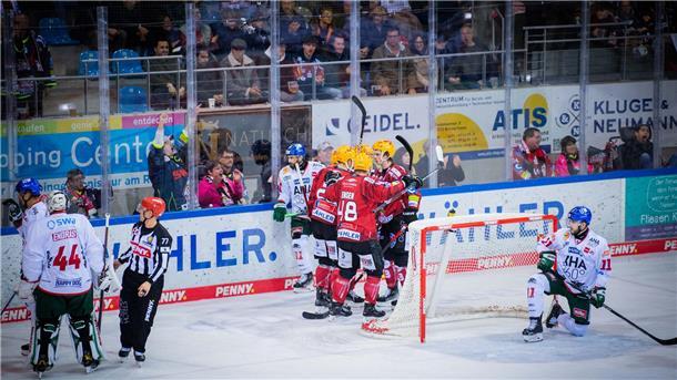 Fischtown Pinguins fahren den siebten Sieg in Folge ein Die Pinguins freuen sich über das 1:0 gegen Augsburg. Es war das erste von drei Pinguins-Treffern mit einem Spieler mehr auf dem Eis.