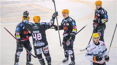 Die Pinguins-Profis (von links) Ross Mauermann, Nicholas Jensen, Max Görtz und Markus Vikingstad freuen sich über den Heimsieg gegen die Löwen Frankfurt.