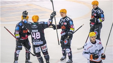Die Pinguins-Profis (von links) Ross Mauermann, Nicholas Jensen, Max Görtz und Markus Vikingstad freuen sich über den Heimsieg gegen die Löwen Frankfurt.