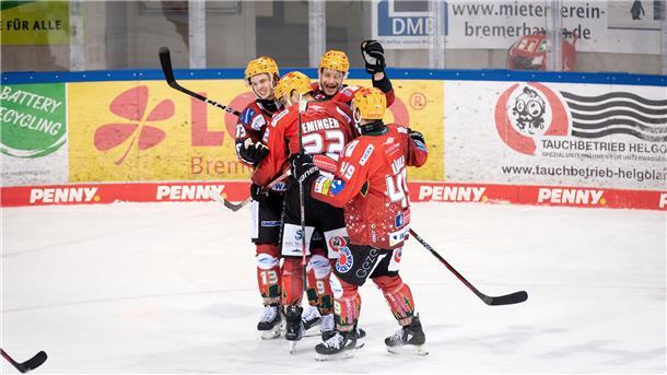 Die Pinguins-Spieler bejubeln den Treffer durch Ziga Jeglic (links).