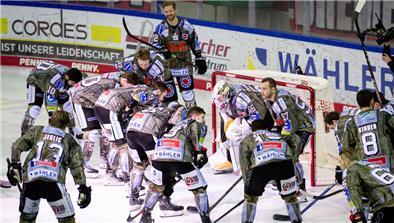 Die Pinguins-Spieler halten vor dem Duell mit Hauptrundensieger München am Ziel Halbfinale fest. 