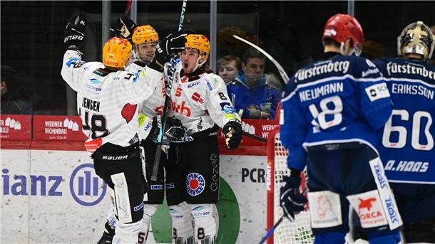 Die Pinguins-Spieler Nicholas Jensen (v. li.) und Christian Wejse bejubeln den zwischenzeitlichen Führungstreffer von Nino Kinder, während die Schwenninger bedient abdrehen.