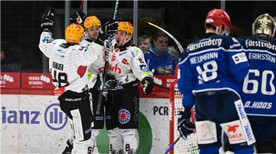 Die Pinguins-Spieler Nicholas Jensen (v. li.) und Christian Wejse bejubeln den zwischenzeitlichen Führungstreffer von Nino Kinder, während die Schwenninger bedient abdrehen.