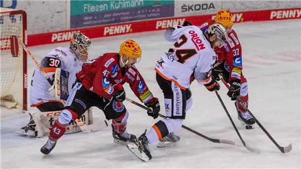 Pinguins-Spieler kämpfen vor dem Frankfurter Tor um den Puck.