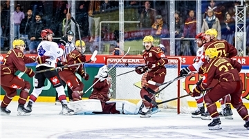Die Pinguins-Stürmer Ziga Jeglic und Miha Verlic machen der Servette-Abwehr zu schaffen. Nun muss nur die Tormaschinerie wieder in Rollen kommen.