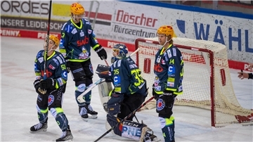 Die Pinguins-Spieler Patch Alber, Ziga Jeglic, Niklas Svedberg und Philip Samuelsson stehen auf dem Eis.