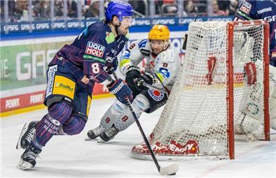Die Pinguins um Nino Kinder (re.) stehen erstmals im Finale der Deutschen Eishockey-Liga und wollen Rekordmeister Berlin niederkämpfen.