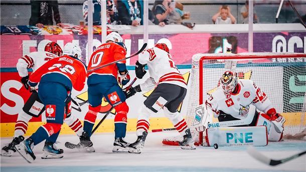 Die Pinguins (weiß) überzeugten zum Auftakt der Champions Hockey League beim Titelverteidiger in Zürich und konnten sich auf Neuzugang Leon Hungerecker im Tor verlassen, der einen bärenstarken Eindruck hinterließ und von der Mannschaft als Spieler des Spiels eine Kapitänsmütze aufgesetzt bekam.