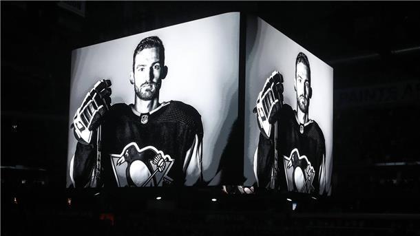 Nach tragischem Unfall: Diskussion um Halsschutz für Eishockeyprofis Die Pittsburgh Penguins aus der NHL gedachten ihres ehemaligen Spielers Adam Johnson.
