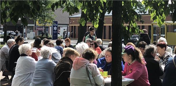 Tolle Aktion: Das „Frühstück für alle“ kommt gut bei den Leherheidern an Die Plätze beim „Frühstück für alle“ auf dem Julius-Leber-Platz in Leherheide waren schnell belegt. Es mussten zusätzliche Bänke herangeschafft werden.