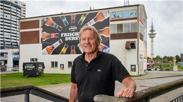 Die Plakate zeigen es an: Der Bremer Unternehmer Lüder Kastens hat Großes vor in Bremerhaven.