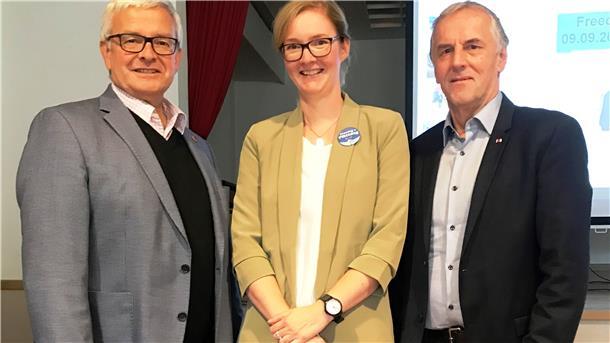 Die Plattdeutsch-Beauftragte Henrike Stindt mit Michael Roesberg und Hans-Hinrich Kahrs beim Schulmeistertag.