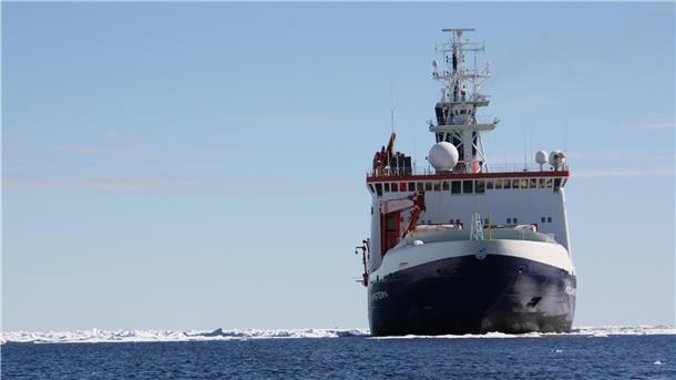Die „Polarstern“ auf dem Weg zur Neumayer-Station III in der Antarktis.