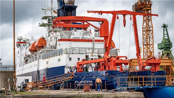Schiff liegt im Dock.