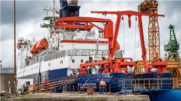 Schiff liegt im Dock.