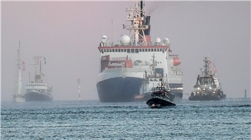 Die Polarstern kehrt von der MOSAiC-Expedition nach Bremerhaven zurück. Auf den letzten Metern auf der Weser wurde das Forschungsschiff von einer Begrüßungsflotte begleitet.