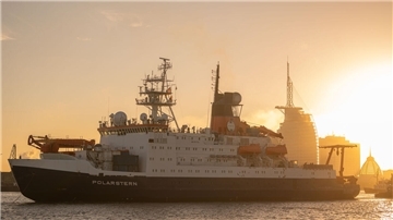 Forschungsschiff im Sonnenaufgang, Skyline Bremerhaven.